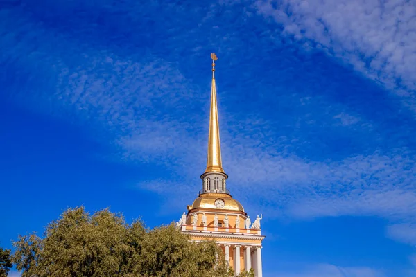 Almirantazgo en el verano. Edificios y arquitectura.. Rusia, San Petersburgo septiembre 5, 2019 — Foto de Stock