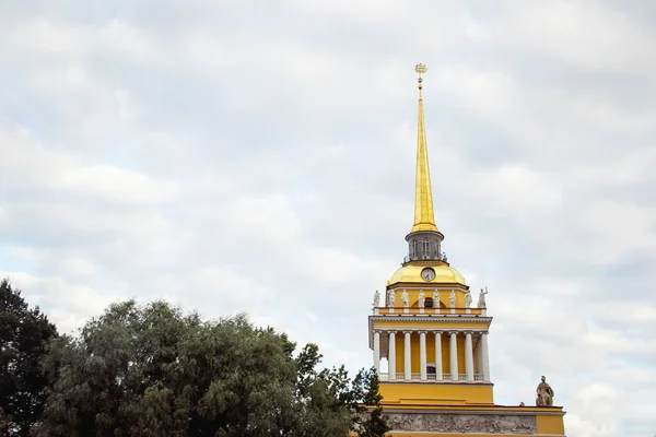 Almirantazgo en el verano. Edificios y arquitectura.. Rusia, San Petersburgo septiembre 5, 2019 — Foto de Stock