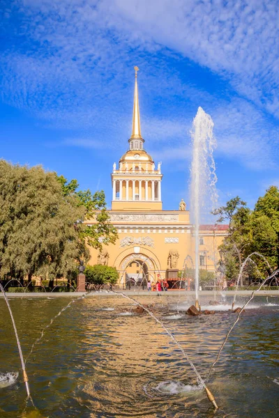 Almirantado no verão. Edifícios e arquitetura.. Rússia, São Petersburgo Setembro 5, 2019 — Fotografia de Stock