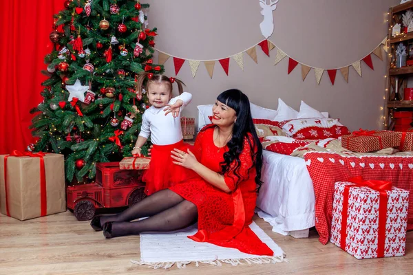 Mãe Filha Sentadas Sob Árvore Ano Novo — Fotografia de Stock