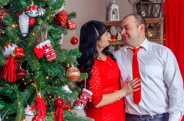 Mann Und Frau Sitzen Unterm Neujahrsbaum Weihnachtsferien Konzept — Stockfoto