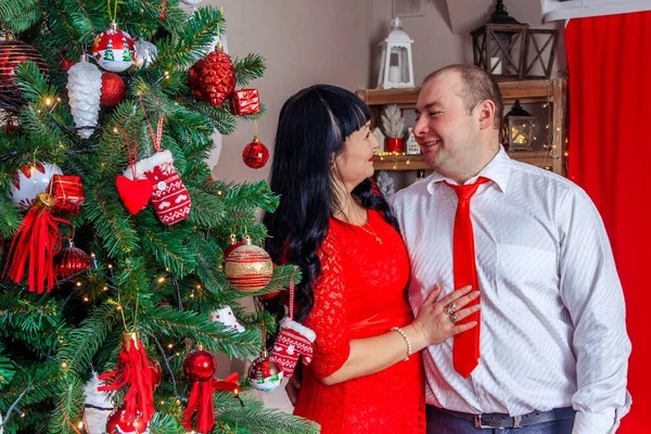 Mann Und Frau Sitzen Unterm Neujahrsbaum Weihnachtsferien Konzept — Stockfoto