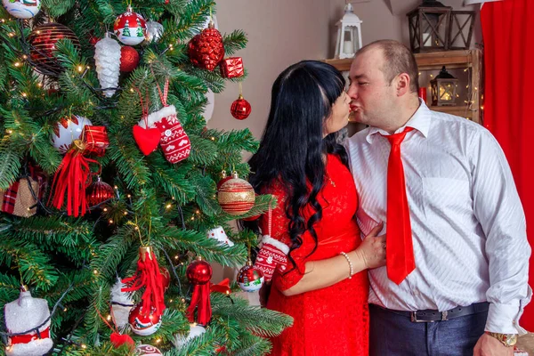 Mann Und Frau Sitzen Unterm Neujahrsbaum Weihnachtsferien Konzept — Stockfoto