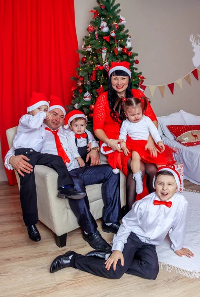Noel Ağacı Geçmişinde Mutlu Aile Yeni Yıl Tatili Konsepti — Stok fotoğraf