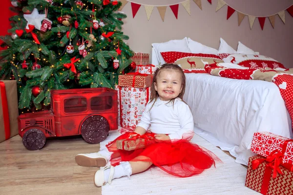Kleines Mädchen Mit Weihnachtsbaum Hintergrund Silvesterurlaub Konzept — Stockfoto