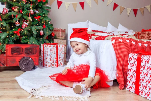 Kleines Mädchen Mit Weihnachtsbaum Hintergrund Silvesterurlaub Konzept — Stockfoto