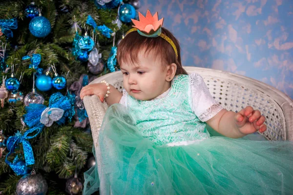 Niña Con Sobre Fondo Árbol Navidad Concepto Vacaciones Año Nuevo —  Fotos de Stock