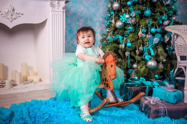 Kleines Mädchen Mit Weihnachtsbaum Hintergrund Silvesterurlaub Konzept — Stockfoto