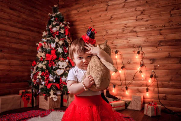 Kleines Mädchen Mit Weihnachtsbaum Hintergrund Silvesterurlaub Konzept — Stockfoto