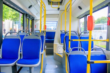 Otobüsteki koltuklar, toplu taşıma kavramı 
