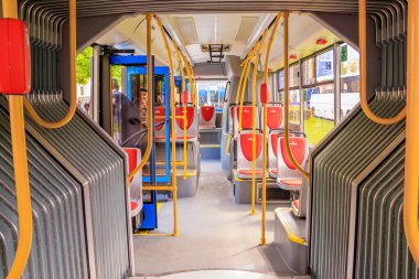 Otobüsteki koltuklar, toplu taşıma kavramı 