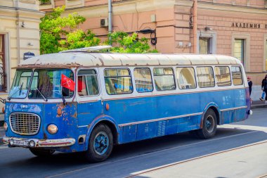 Rusya, St. Petersburg - 25 Mayıs 2019: Eski motorlu araçların geçmişe dönük sergisi, klasik ulaşım kavramı