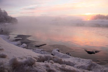 Nehirde şafak söküyor kış ayazında