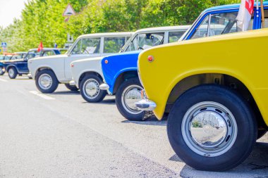Rusya, St. Petersburg - 25 Mayıs 2019: Eski motorlu araçların geçmişe dönük sergisi, klasik ulaşım kavramı