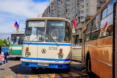 Rusya, St. Petersburg - 25 Mayıs 2019: Eski motorlu araçların geçmişe dönük sergisi, klasik ulaşım kavramı