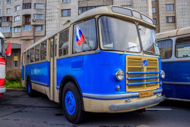 Rusya, St. Petersburg - 25 Mayıs 2019: Eski motorlu araçların geçmişe dönük sergisi, klasik ulaşım kavramı