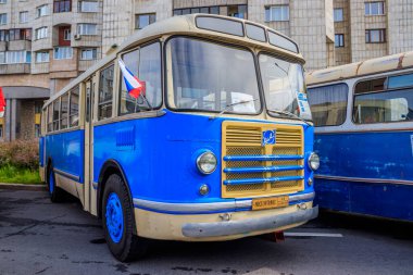Rusya, St. Petersburg - 25 Mayıs 2019: Eski motorlu araçların geçmişe dönük sergisi, klasik ulaşım kavramı