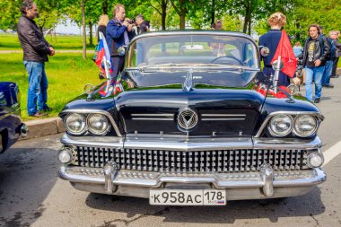 Rusya, St. Petersburg - 25 Mayıs 2019: Eski motorlu araçların geçmişe dönük sergisi, klasik ulaşım kavramı