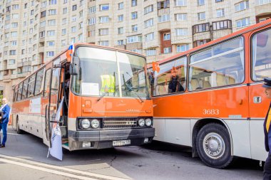 Rusya, St. Petersburg - 25 Mayıs 2019: Eski motorlu araçların geçmişe dönük sergisi, klasik ulaşım kavramı