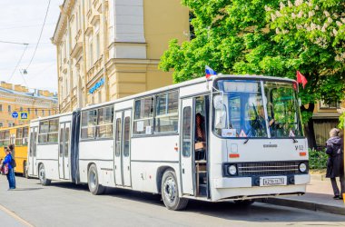 Rusya, St. Petersburg - 25 Mayıs 2019: Eski motorlu araçların geçmişe dönük sergisi, klasik ulaşım kavramı