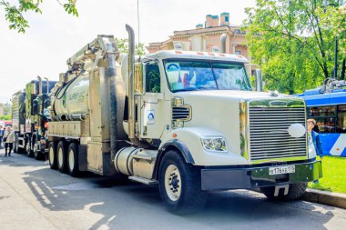 Rusya, St. Petersburg - 25 Mayıs 2019: Eski motorlu araçların geçmişe dönük sergisi, klasik ulaşım kavramı