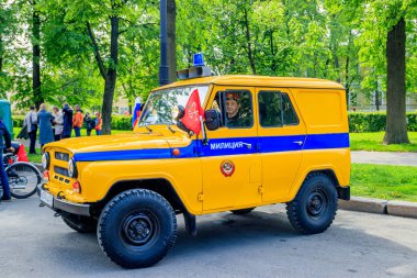 Rusya, St. Petersburg - 25 Mayıs 2019: Eski motorlu araçların geçmişe dönük sergisi, klasik ulaşım kavramı