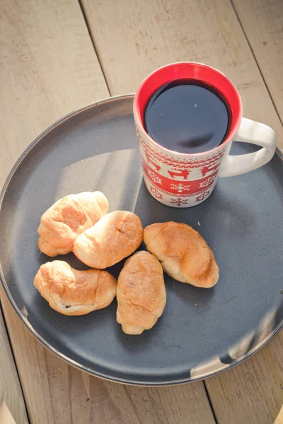 Kaffee Tasse Und Croissants Auf Teller — Stockfoto