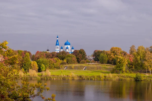 Őszi parki táj. Arany ősz. Napsütéses nap az őszi parkban, sárga fákkal. Gyönyörű táj.. — Stock Fotó