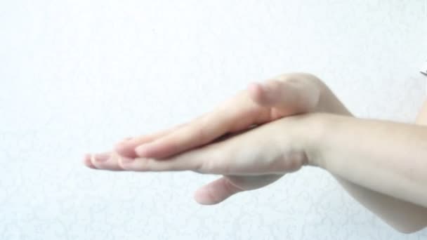 Esfregando Nata Mãos Contexto Leve Cuidados Com Pele Mão Jovens — Vídeo de Stock