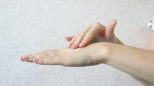 Frotter Crème Dans Les Mains Sur Fond Clair Soins Peau — Video