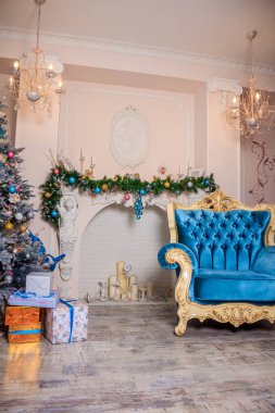 Oturma odasının yeni yıl dekoru. Noel zamanı. Tatil odası dekorasyonu. Noel oyuncakları ve çelenkler