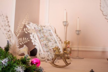 Oturma odasının yeni yıl dekoru. Noel zamanı. Tatil odası dekorasyonu. Noel oyuncakları ve çelenkler