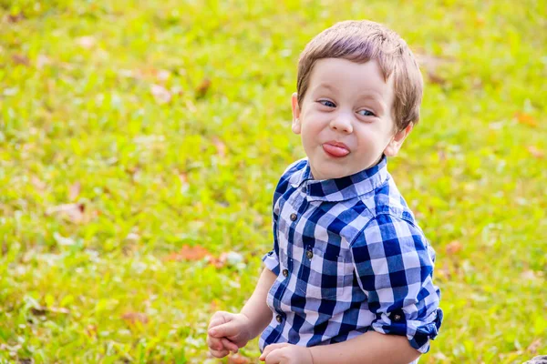Porträt Eines Kleinen Jungen Hemd Beim Spazierengehen Park — Stockfoto