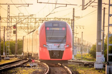 Rusya, Lyuban - 15 Ağustos 2019: Rusya 'nın yaz demiryolu, demir yolu, günbatımı 