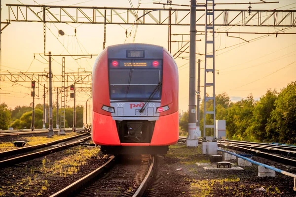 Russland Ljuban August 2019 Sommerbahn Russland Eiserner Pfad Untergangshintergrund — Stockfoto
