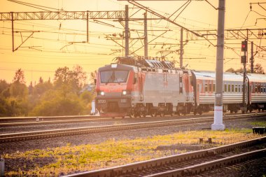 Rusya, Lyuban - 15 Ağustos 2019: Rusya 'nın yaz demiryolu, demir yolu, günbatımı 