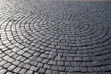 Arka plan olarak eski şehir köprüsü kaldırımı