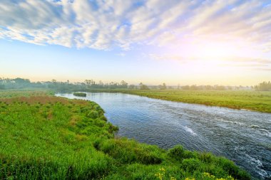 Nehirde güneşli yaz şafağı. Rusya 'nın doğası. Boşluklar. Nehir. Fotoğraf için fotoğraf. Yaz manzarası. Yazılı ürünler için. Dergi kapağı. Duvar resimleri. Güzel yaz manzarası