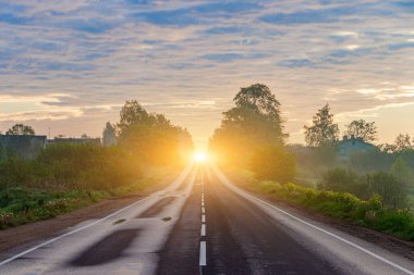 Şafakta otoyol. Güzel yol. Yol manzarası. Arabayla seyahat et. Makale seyahat hakkında..
