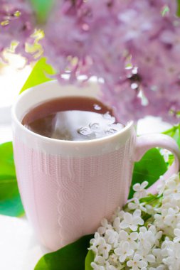 Leylak ve çay. Sıcak içecek. Yaz çiçekleri. Akşam çayı..