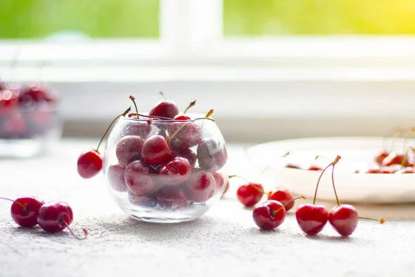 Cherry Berry Transparent Plate Light Background Летние Красные Ягоды Статья — стоковое фото