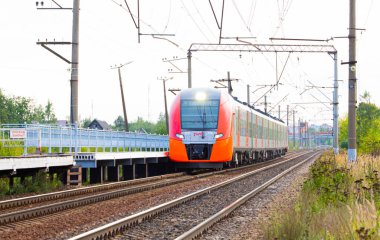 Elektrikli tren kırlangıcı platforma yaklaşıyor. Toplu taşıma. Trenlerin iptali. Işınlamada azalma. Yolcu vagonu. Rus demiryolu. Rusya Eski Mozino 11 Ağustos 2019