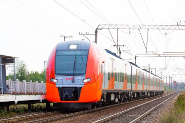 Elektrikli tren kırlangıcı platforma yaklaşıyor. Toplu taşıma. Trenlerin iptali. Işınlamada azalma. Yolcu vagonu. Rus demiryolu. Rusya Eski Mozino 11 Ağustos 2019