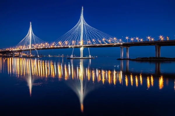 Puente ZSD por la noche. Paisaje nocturno de la ciudad de San Petersburgo. Puente moderno sobre el río. .. Lugares de interés de San Petersburgo. Ciudad nocturna. Puente de carretera  . — Foto de Stock