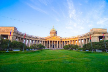 Saint Petersburg 'daki Kazan Katedrali. Saint Petersburg manzarası. İnsansız bir sabah şehri. Ortodoksluk. Turizm hakkında makale