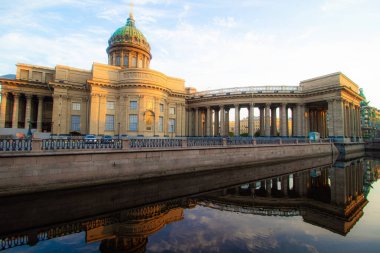 Saint Petersburg 'daki Kazan Katedrali. Saint Petersburg manzarası. İnsansız bir sabah şehri. Ortodoksluk. Turizm hakkında makale