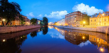 Gece Saint Petersburg 'daki Moika nehri. Saint Petersburg 'un gece manzarası. Şehir eğlencesi. Makale turizm hakkında. Yolculuk