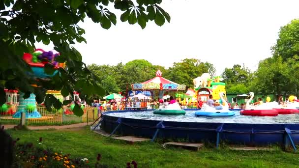 Paseos de niños de la ciudad. Barcos en el agua. Carruseles. Vacaciones familiares. .. Rusia, San Petersburgo junio 20, 2019 — Vídeos de Stock