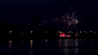 Geceleri havai fişekler. Şehirde havai fişekler. Parlak havai fişek patlamaları. Tebrikler..