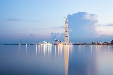 Gece Saint Petersburg 'daki Lakhta Merkezi' nde. Modern yüksek bina. Beyaz gece. Uzun pozlu fotoğraflar. Sakin ve sakin. Modern binalar hakkında makale. Yazılı ürünleri gizlemek için. Rusya, Saint Petersburg 19 Haziran 2020